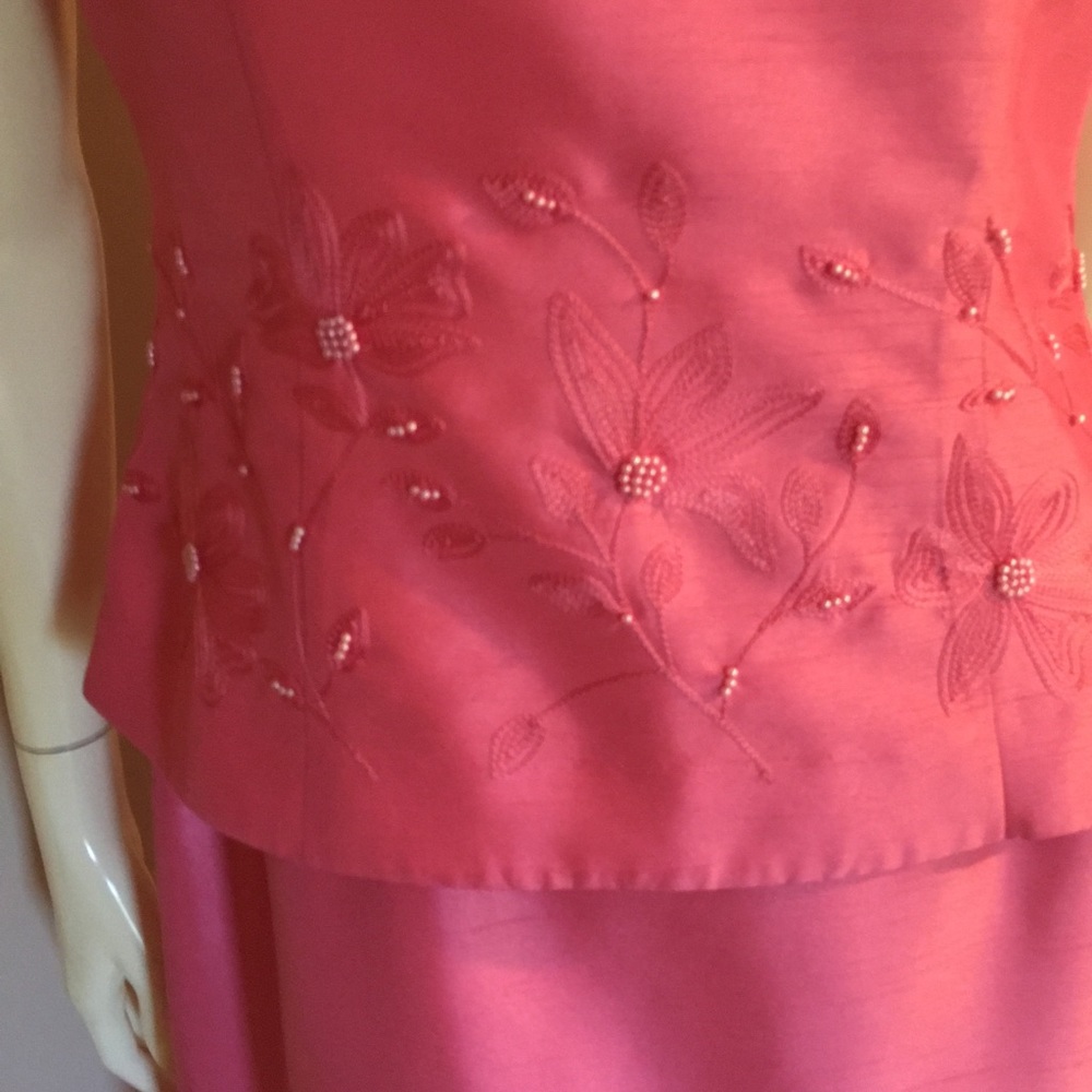 Dresses - Picture 2 of 4